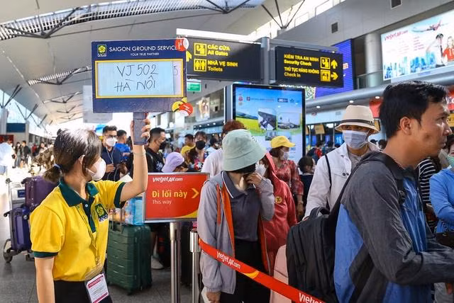 Trong hàng dài người xếp hàng chờ làm thủ tục, chị Nguyễn Thị Thảo Giang (quê tỉnh Kon Tum) cho biết chắc phải chờ khá lâu mới tới lượt của mình. Chị chia sẻ thân hào hức vì sắp được về thăm ba mẹ ở Kon Tum sau nhiều tháng đến Đà Nẵng học tập và làm việc. "Mình rất bất ngờ vì dù đã đi sớm hơn kỳ nghỉ lễ 1 ngày nhưng sân bay vẫn rất đông. 2 năm dịch vừa qua mình rất hạn chế trong việc đi lại, trong những ngày nghỉ lễ đến, mình chọn về quê cùng bố mẹ", chị Giang nói.