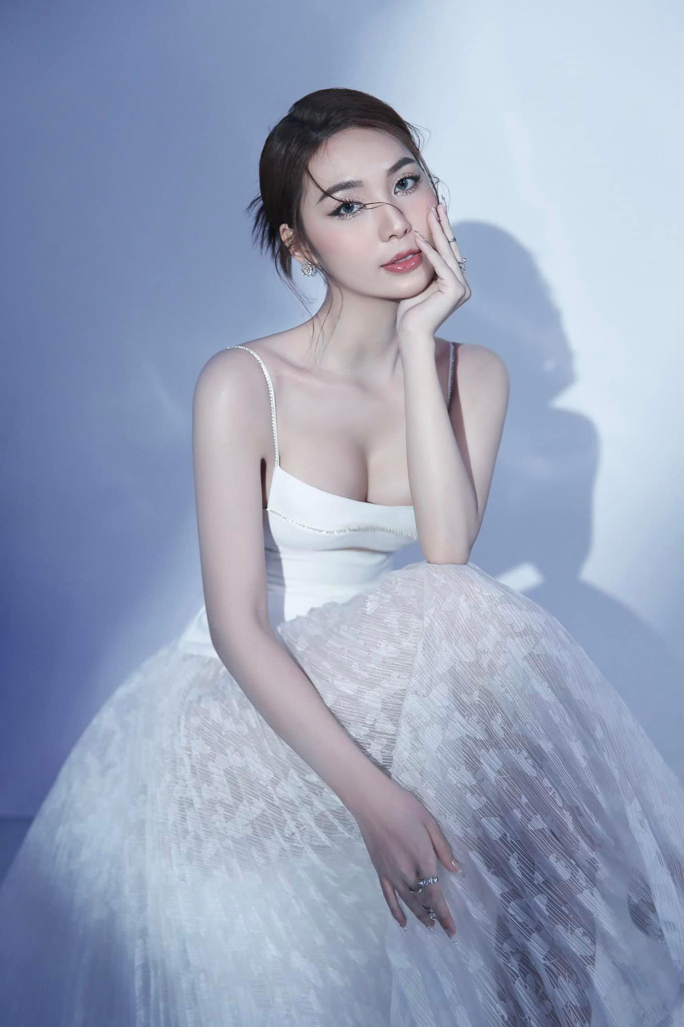 Hoàng Kim Chi là một Tiktoker đình đám với 2,4 triệu lượt theo dõi. Hiện tại cô đang theo đuổi đam mê kinh doanh, ngoài ra, Kim Chi cũng tham gia làm mẫu ảnh và là diễn viên quay quảng cáo quen thuộc. Nhan sắc của người đẹp được đánh giá là khá ngọt ngào và xinh đẹp.