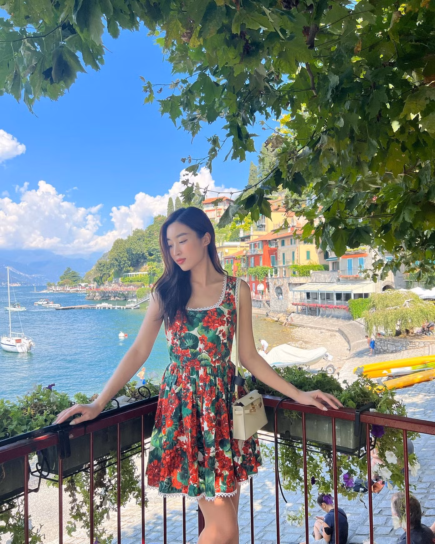 Hoa hậu Đỗ Mỹ Linh diện váy hoa khoe dáng yêu kiều khi đi du lịch ở Ý. Hoa hậu Đỗ Mỹ Linh diện váy hoa khoe dáng yêu kiều khi đi du lịch ở Ý.