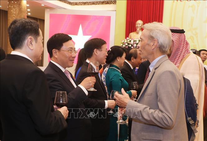 Các đồng chí lãnh đạo Đảng, Nhà nước với các đại biểu dự buổi lễ. Ảnh: Lâm Khánh/TTXVN