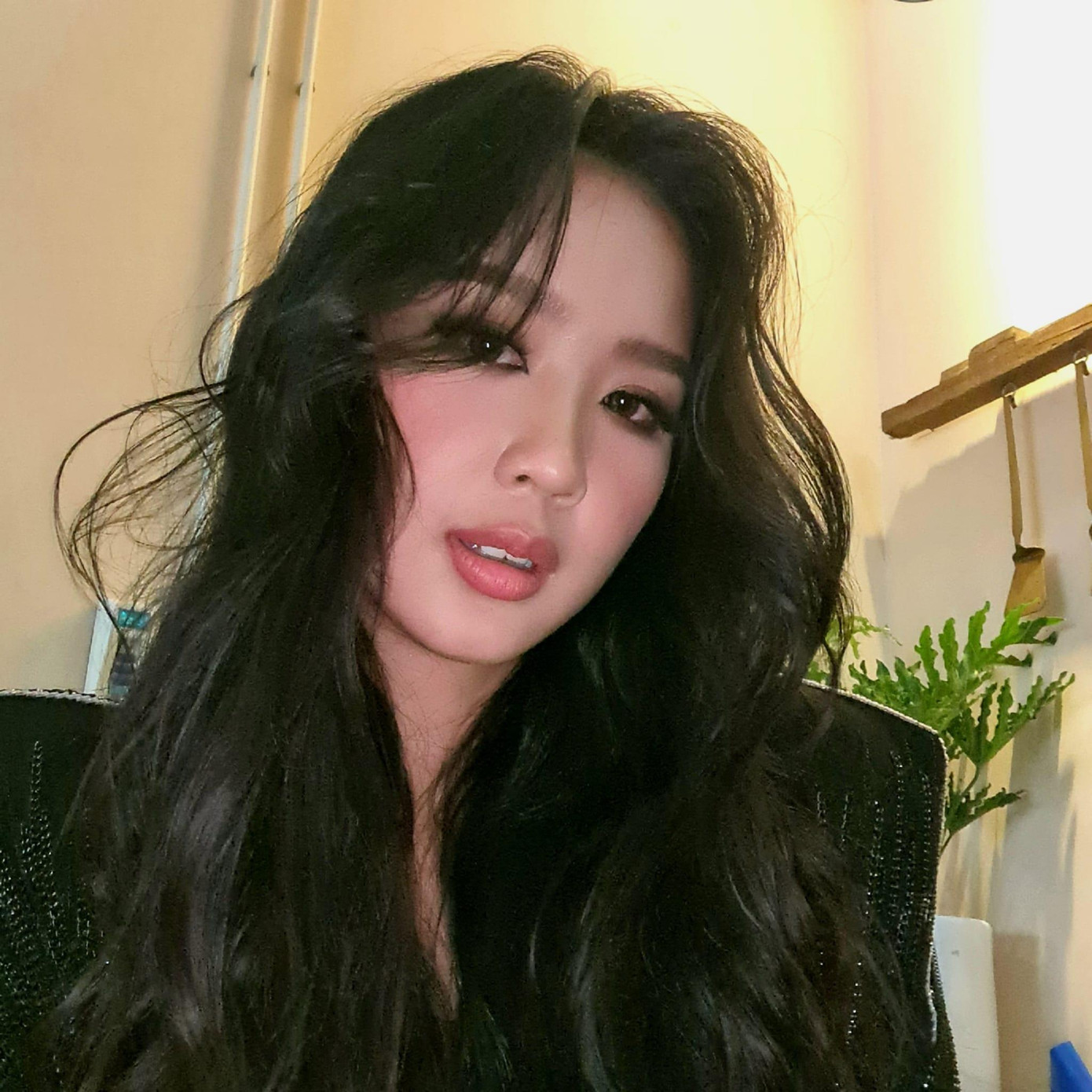 Á hậu Bảo Ngọc gây chú ý khi xuất hiện với phong cách trang điểm mới cực kỳ cá tính, hiện đại.