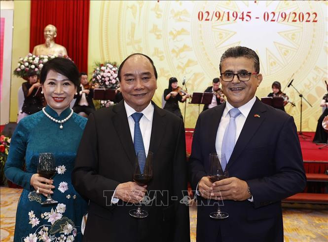 Chủ tịch nước Nguyễn Xuân Phúc và Phu nhân với các đại biểu. Ảnh: Thống Nhất/TTXVN