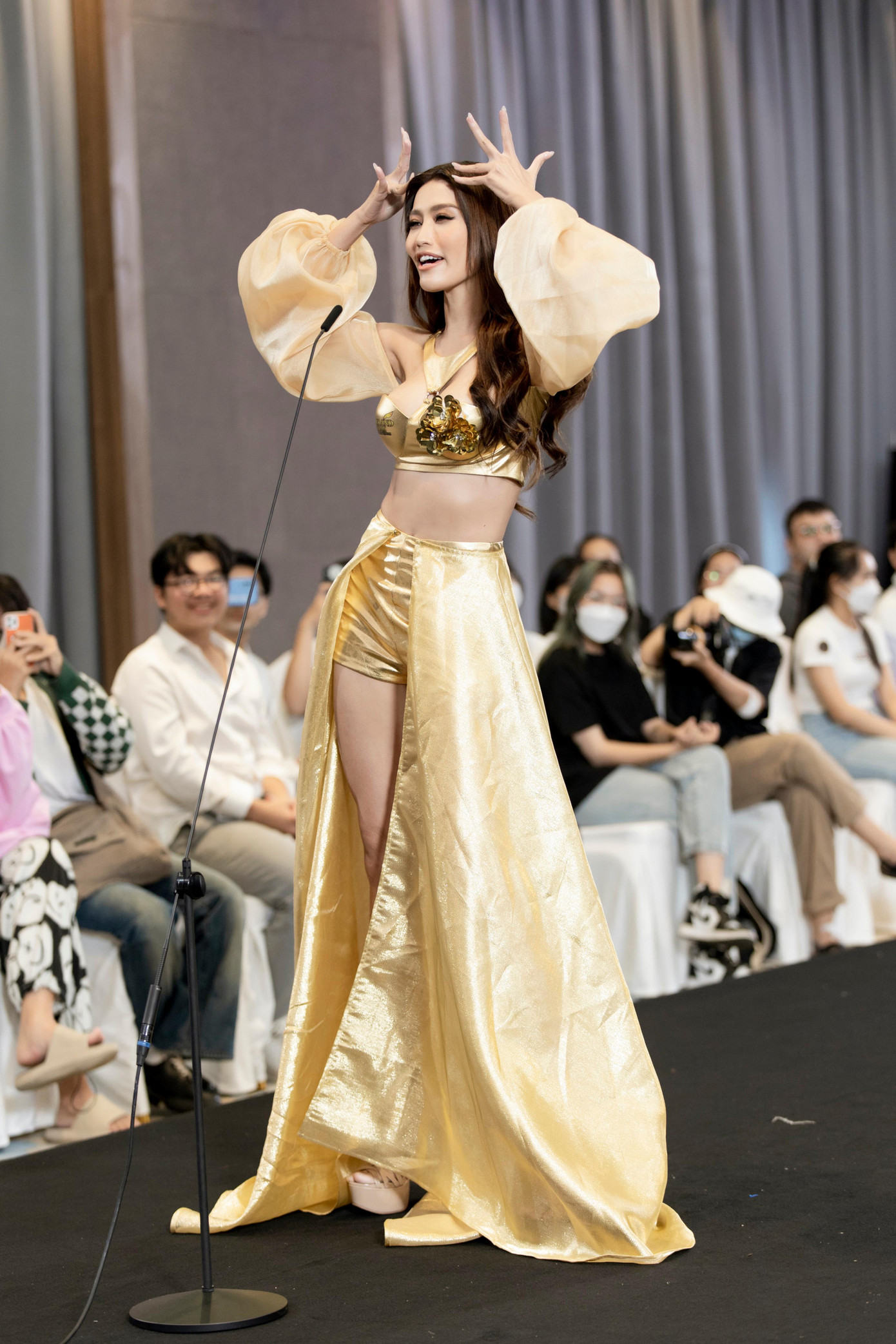 Chế Nguyễn Quỳnh Châu.