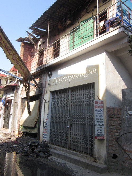 Toàn bộ 2 tầng của căn nhà đã bị thiêu trụi. Ảnh: Vũ Viết Tuân. Toàn bộ 2 tầng của căn nhà đã bị thiêu trụi. Ảnh: Vũ Viết Tuân