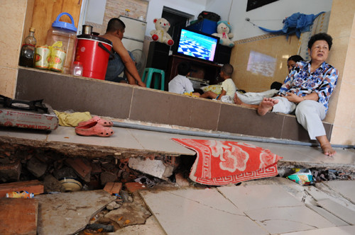 Theo bà Sanh, nhà được xây cất xong tháng 9/2007, rộng hơn 50 m2. Từ năm 2009, phần nền của tầng trệt bị sụt và nứt tường, gia đình luôn sống trong nỗi lo bị sập. Vào mùa mưa, khi nước tràn vào, phần dưới ngôi nhà bị ảnh hưởng nghiêm trọng