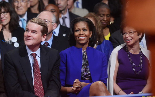 Chiếc áo khoác xanh thẫm của đệ nhất phu nhân Mỹ được giới quan sát cho là biểu tượng đẹp của sự trung thành