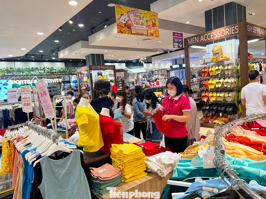 Chị Đỗ Thị Lan (nhân viên văn phòng) chia sẻ: "Mình tranh thủ buổi tối mua sắm cho vắng nhưng không ngờ có đông người. Giá cả niêm yết rõ ràng, phù hợp với mọi đối tượng nên ai cũng vui vì mua được đồ mới lại còn giảm giá sâu".