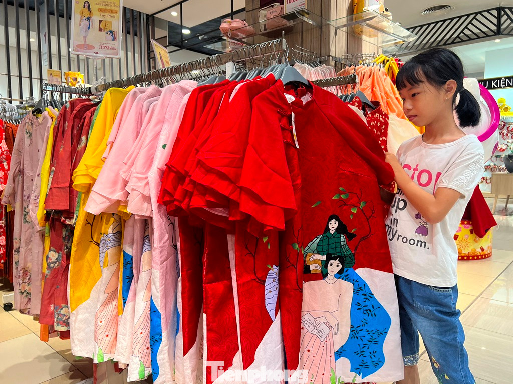 Áo dài đủ kiểu dáng, màu sắc...