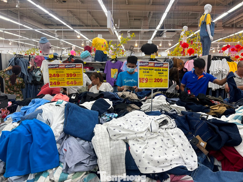 Lúc hơn 22h, khu vực thời trang trong siêu thị vẫn còn rất nhiều người mua sắm.