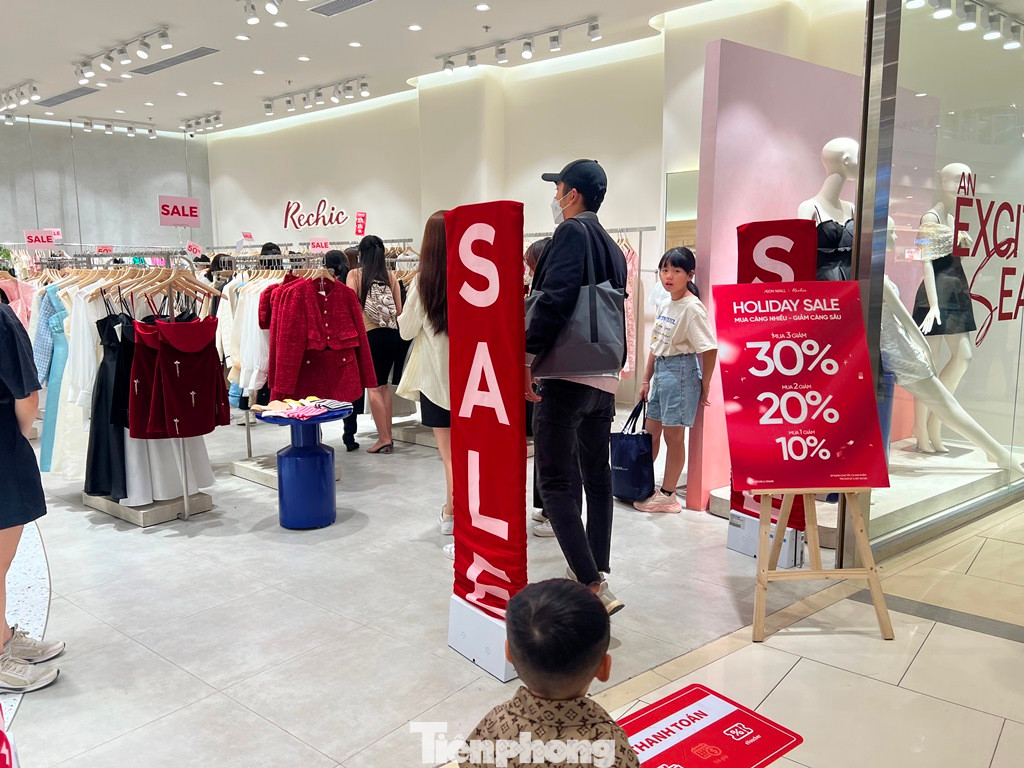 Trong khi đó, các shop thời trang ở những trung tâm thương mại lớn như Vincom, Uniqlo, Aeon... cũng giảm giá tới 50% để kích cầu mua sắm cuối năm.