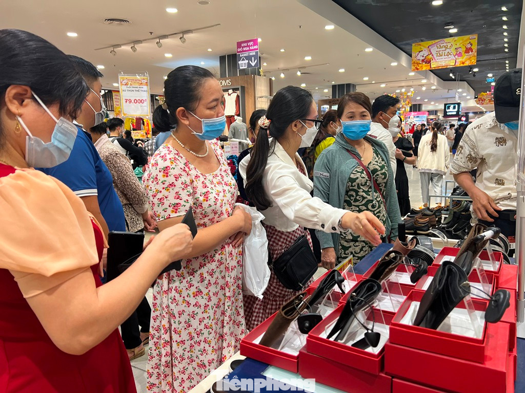 Khách hàng tìm mua những sản phẩm phù hợp.