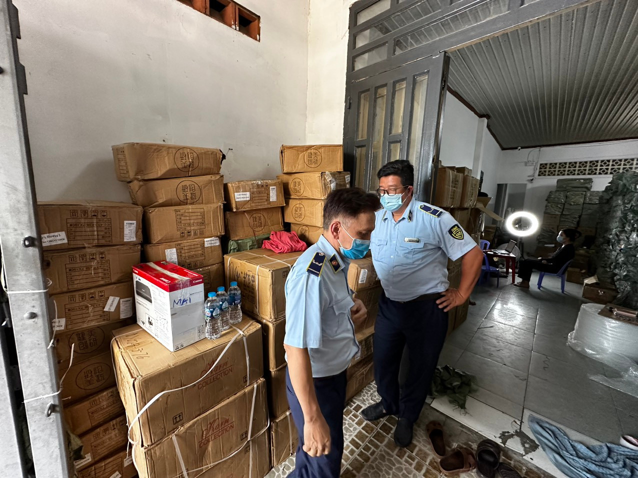 Lực lượng chức năng QLTT TPHCM đột kích 2 điểm kinh doanh tại quận Gò Vấp chiều 16/2