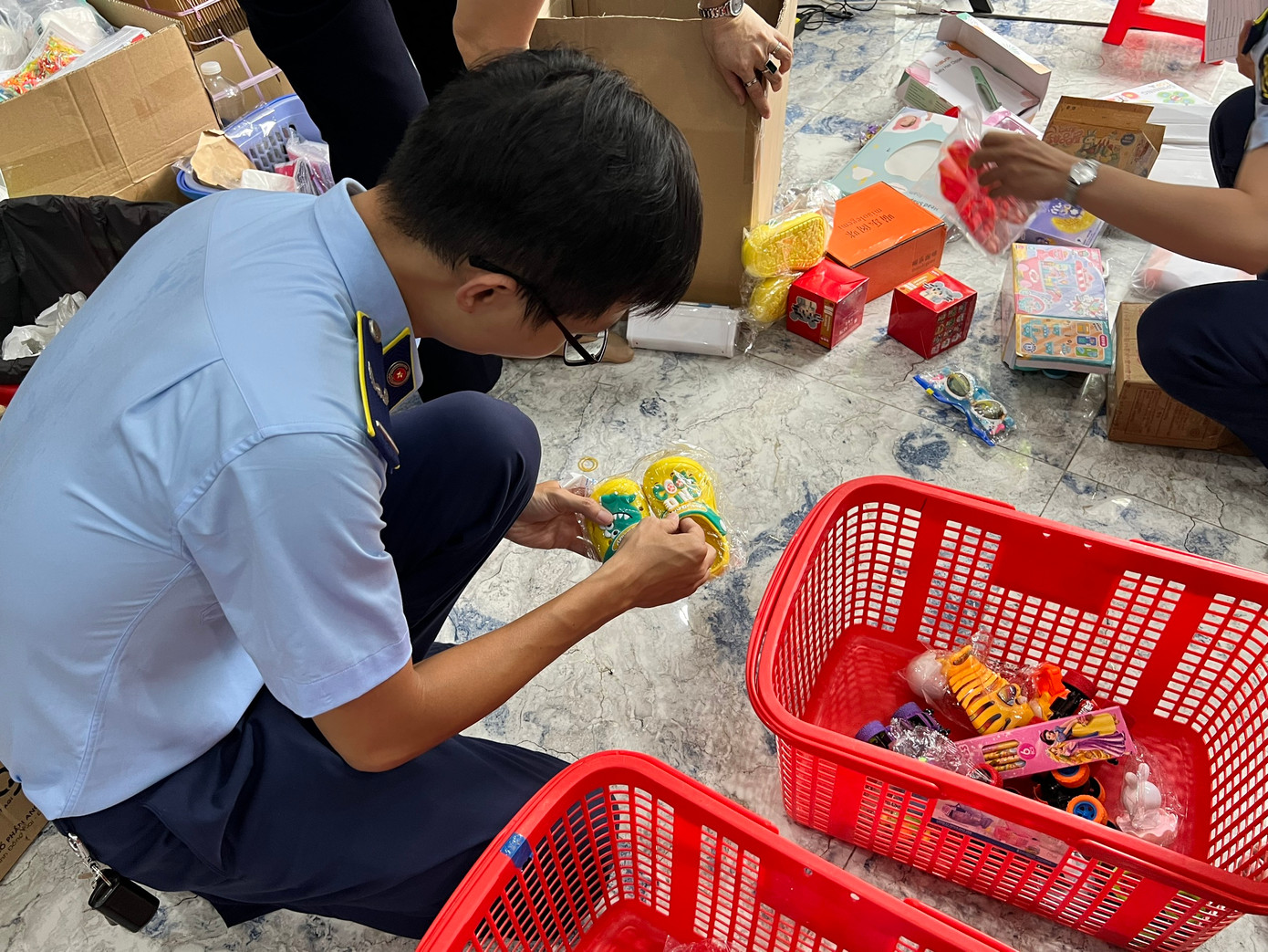 Giày dép, quần áo... các loại