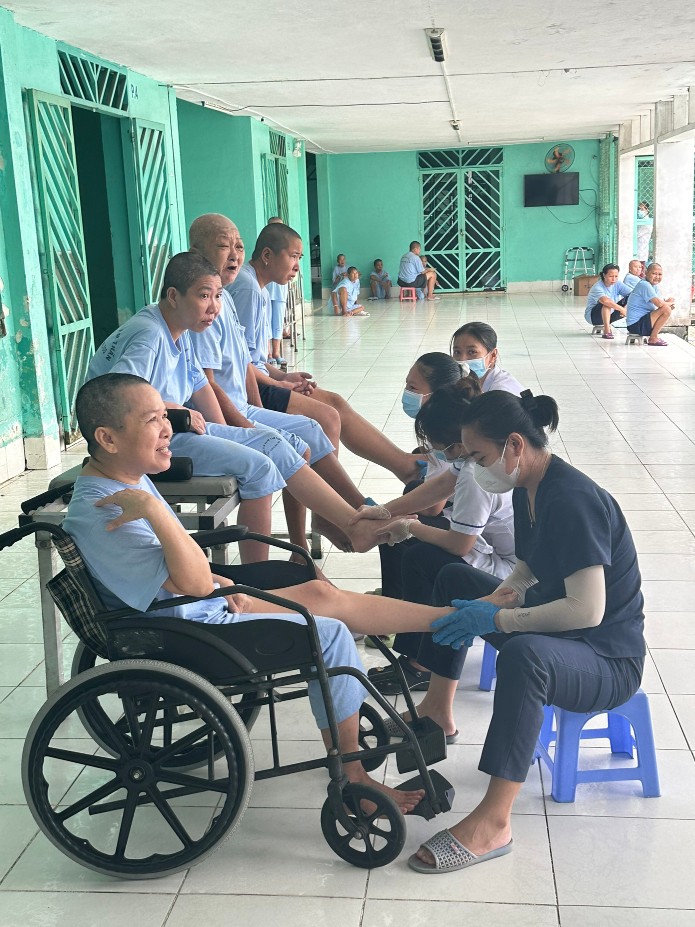 Chăm sóc người lang thang tại Trung tâm Điều dưỡng người bệnh tâm thần.