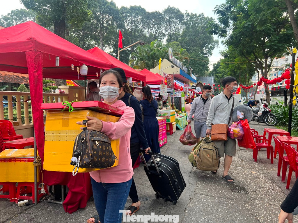 Tay xách nách mang lỉnh kỉnh quà Tết về với gia đình.