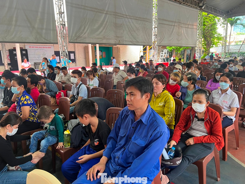 Nhiều gia đình công nhân nghèo được nhận vé xe miễn phí về quê ăn Tết.