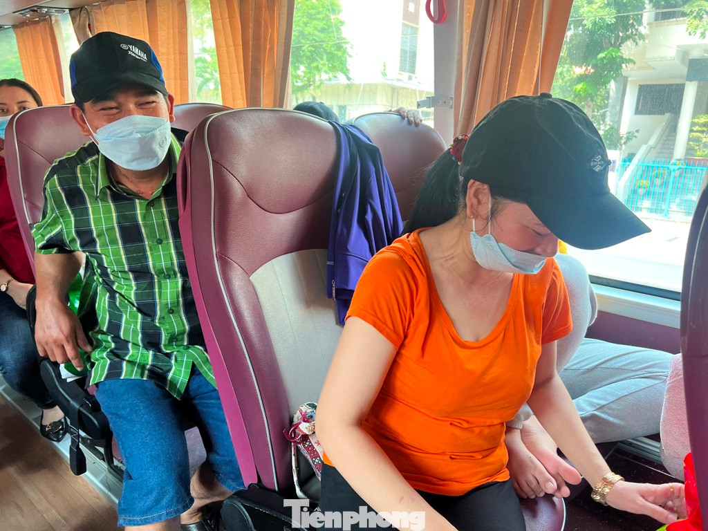 Vợ chồng chị Dương Thị Mỹ Loan cùng 2 con phấn khởi khi được về quê ăn Tết sau 2 năm không về do ảnh hưởng dịch bệnh COVID-19.