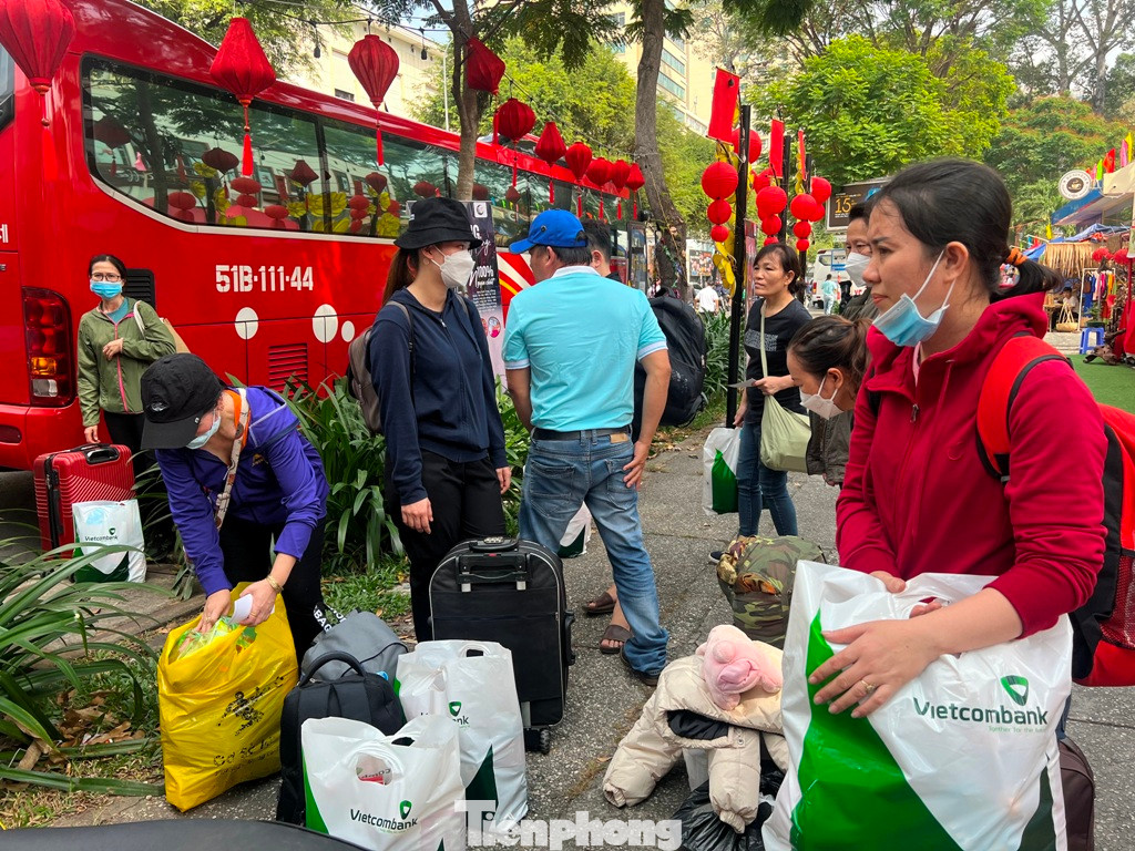 Chị Nguyễn Thị Sáng (bên phải) hân hoan khi được tặng vé xe miễn phí về Bình Định