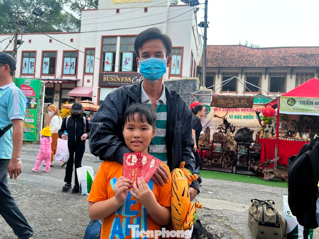 Em Phạm Thùy Dương (học sinh lớp 2) khoe những tấm vé xe miễn phí, giúp đưa em và gia đình về quê thăm ông bà, họ hàng...