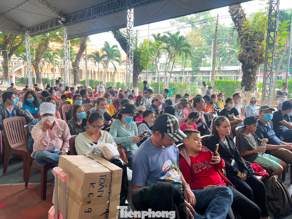 Ai cũng hân hoan khi được về sum họp gia đình dịp cuối năm