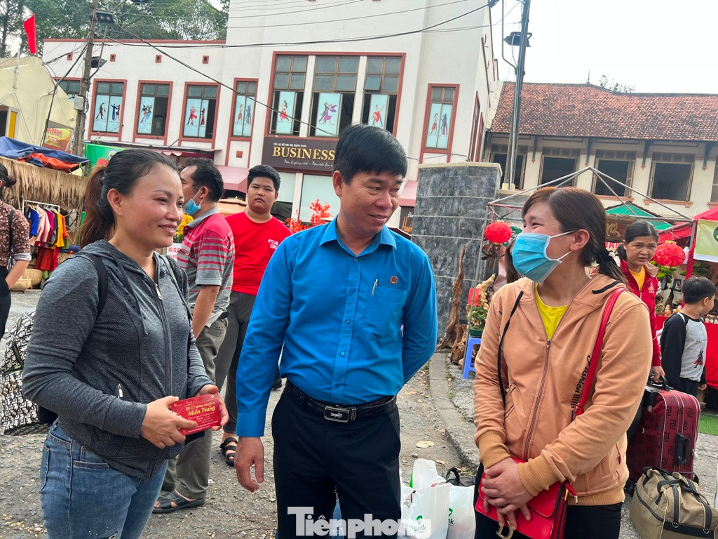 Ông Phạm Chí Tâm, Phó Chủ tịch LĐLĐ TPHCM động viên công nhân cùng cố gắng vượt qua khó khăn