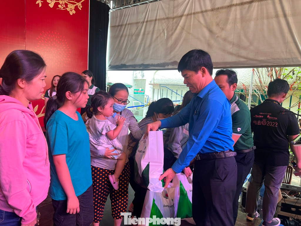 LĐLĐ TPHCM tặng quà cho công nhân về quê đón Tết