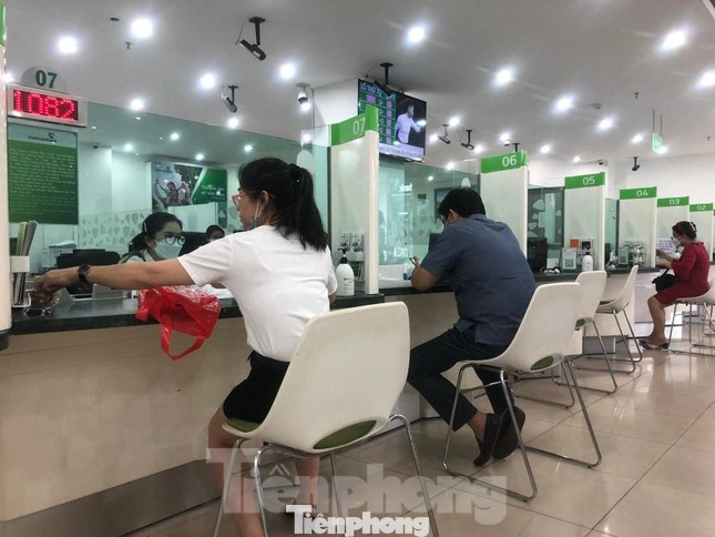 Nhiều người chọn gửi tiết kiệm ngân hàng làm kênh đầu tư vì lãi suất hấp dẫn Nhiều người chọn gửi tiết kiệm ngân hàng làm kênh đầu tư vì lãi suất hấp dẫn