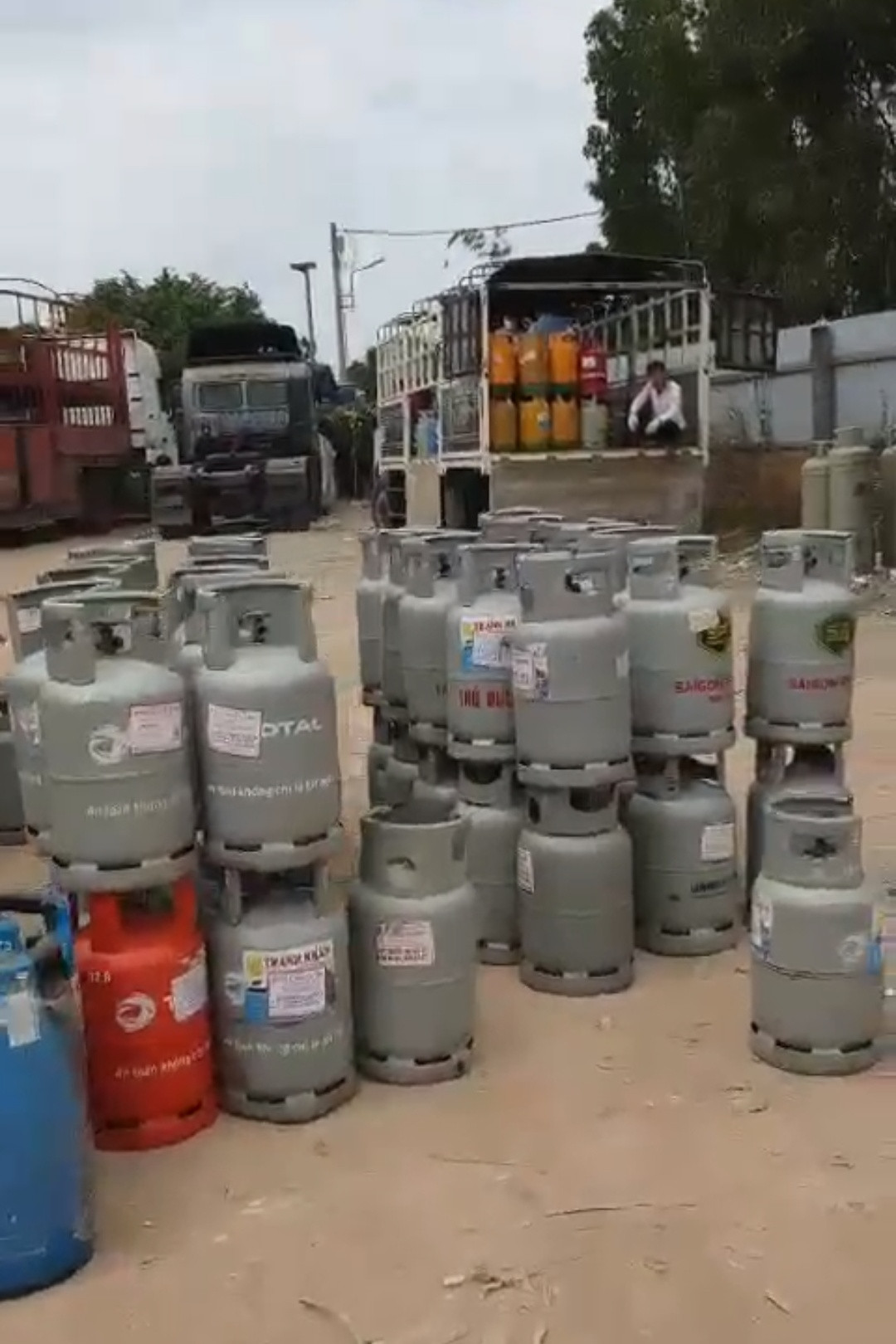 Những bình gas đang bị lực lượng QLTT TPHCM thu giữ và xác minh