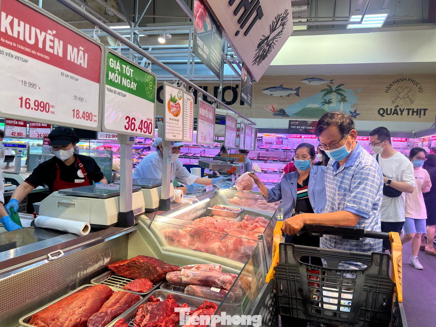 Ông Bình (ngụ quận 6) cho biết, những dịp lễ, Tết... siêu thị có rất nhiều chương trình khuyến mãi nên gia đình thường đến đây "săn sale". "Không như trước đây, gần lễ là thực phẩm, hàng hóa tăng giá; còn bây giờ thì ngược lại nên mình cứ thảnh thơi mua sắm mà không cần mua dự trữ. Tuy nhiên, do những dịp này khách đến mua sắm rất đông nên thời gian chờ đợi thanh toán hơi lâu". Ông Bình (ngụ quận 6) cho biết, những dịp lễ, Tết... siêu thị có rất nhiều chương trình khuyến mãi nên gia đình thường đến đây "săn sale". "Không như trước đây, gần lễ là thực phẩm, hàng hóa tăng giá; còn bây giờ thì ngược lại nên mình cứ thảnh thơi mua sắm mà không cần mua dự trữ. Tuy nhiên, do những dịp này khách đến mua sắm rất đông nên thời gian chờ đợi thanh toán hơi lâu".