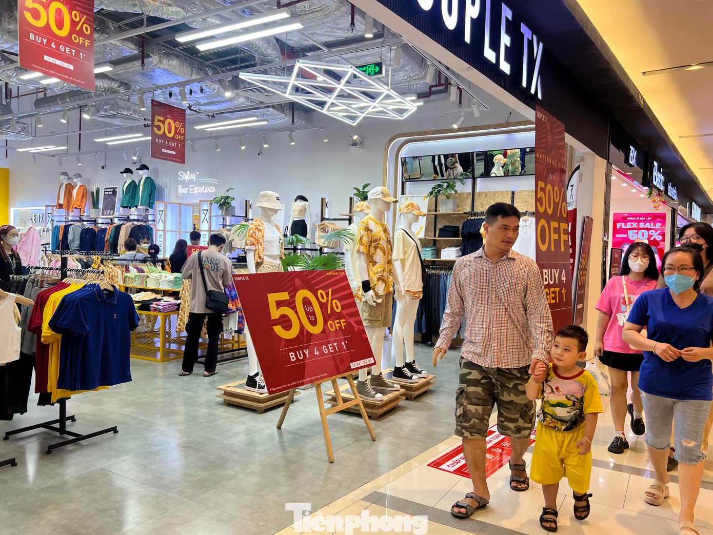 Tuy nhiên, lượng khách mua sắm quần áo thời trang khá ít ỏi Tuy nhiên, lượng khách mua sắm quần áo thời trang khá ít ỏi