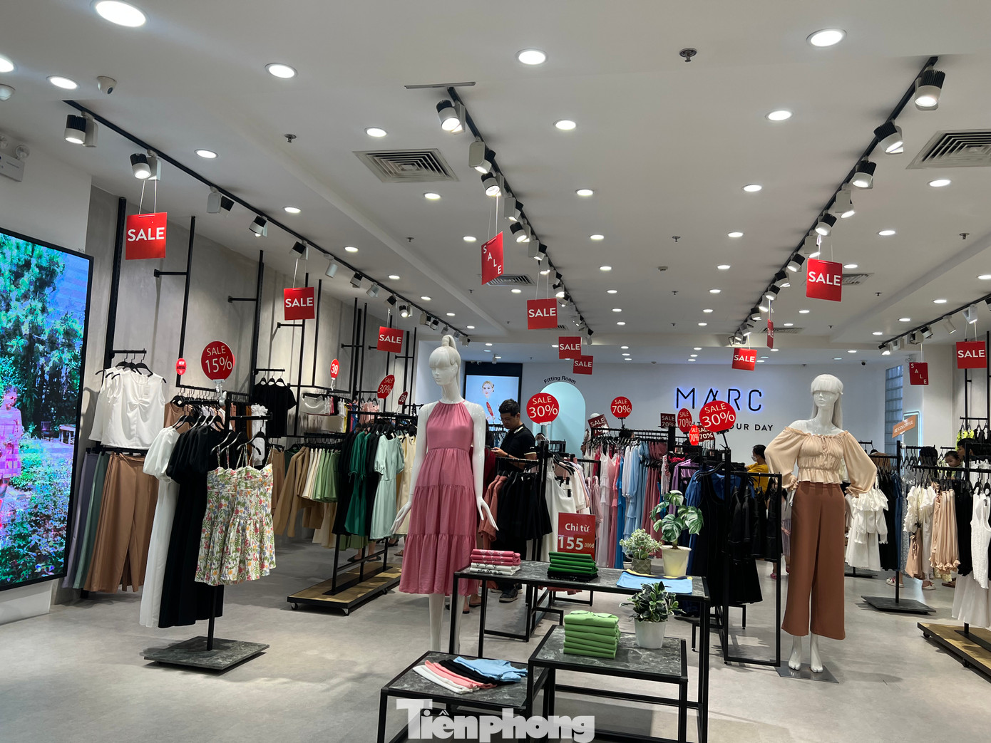 Cửa hàng treo bảng giảm giá đỏ rực chờ khách mua Cửa hàng treo bảng giảm giá đỏ rực chờ khách mua