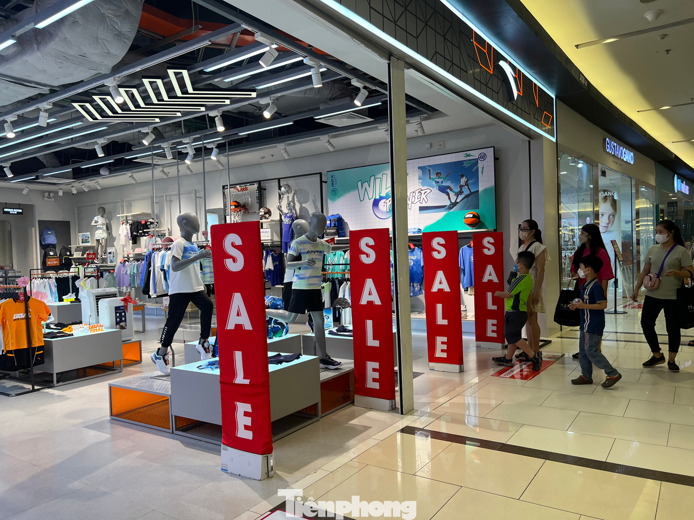 Một gia đình đưa con vào xem hàng dịp lễ Một gia đình đưa con vào xem hàng dịp lễ