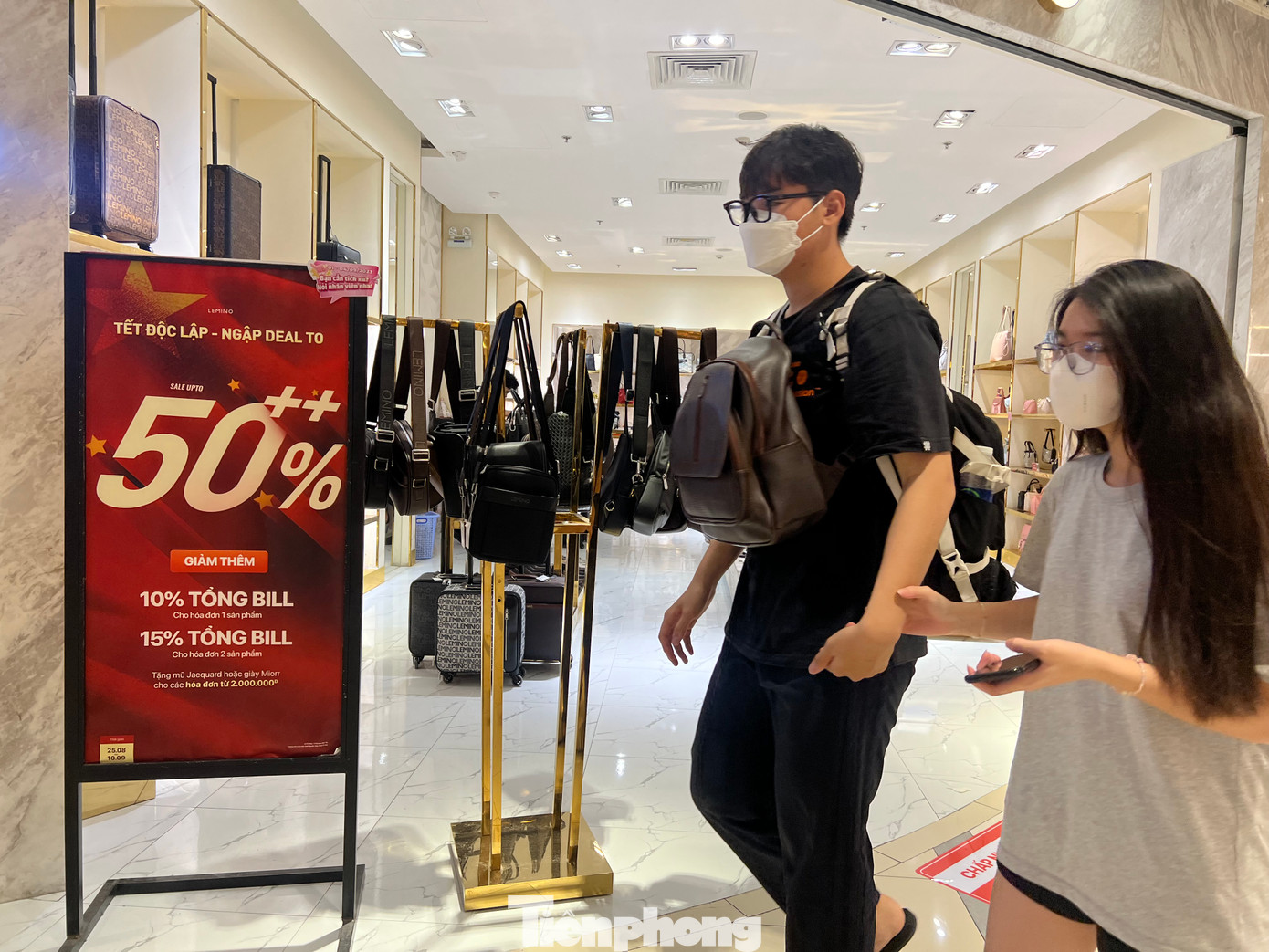 Cửa hàng thời trang cũng tung khuyến mãi đỏ rực mừng Tết Độc lập Cửa hàng thời trang cũng tung khuyến mãi đỏ rực mừng Tết Độc lập