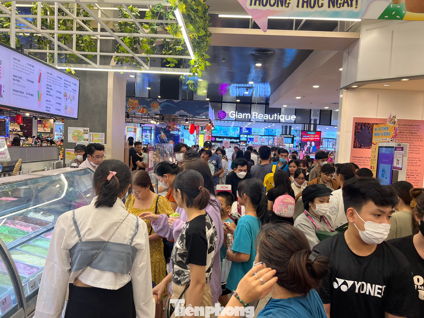 Trưa 2/9, tại các siêu thị lớn như Aeon, Big C, Emart, Satra… ngập tràn các chương trình khuyến mãi từ thực phẩm, hàng tươi sống đến hàng tiêu dùng lên đến 50%, thu hút người dân đến mua sắm trong những ngày nghỉ lễ. Trưa 2/9, tại các siêu thị lớn như Aeon, Big C, Emart, Satra… ngập tràn các chương trình khuyến mãi từ thực phẩm, hàng tươi sống đến hàng tiêu dùng lên đến 50%, thu hút người dân đến mua sắm trong những ngày nghỉ lễ.