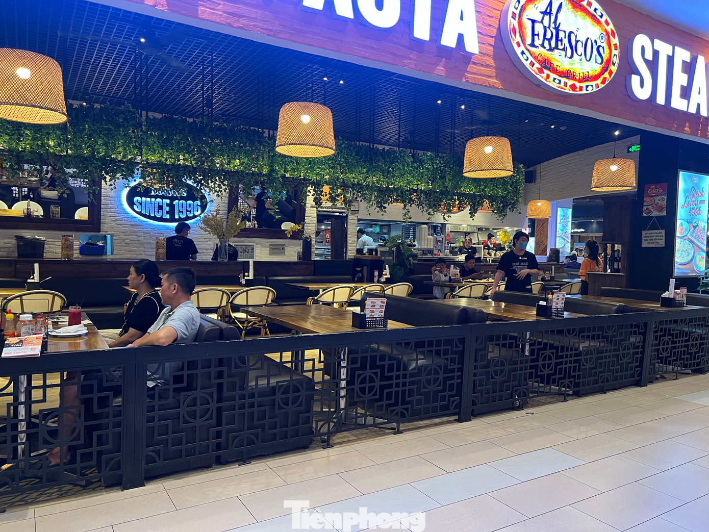 Tại nhiều quán ăn, dù dịp lễ nhưng vẫn không tăng giá, không phụ phí lễ; dẫu vậy vẫn còn rất nhiều bàn trống. "Một phần do người dân về quê dịp lễ, phần khác do kinh tế khó khăn, người dân "thắt lưng buộc bụng". Tuy nhiên, chúng tôi kỳ vọng những ngày cuối nghỉ lễ, khi khách trở lại thành phố, họ sẽ đến quán đông hơn" - đại diện một quán ăn trong trung tâm thương mại ở quận Tân Phú hy vọng. Tại nhiều quán ăn, dù dịp lễ nhưng vẫn không tăng giá, không phụ phí lễ; dẫu vậy vẫn còn rất nhiều bàn trống. "Một phần do người dân về quê dịp lễ, phần khác do kinh tế khó khăn, người dân "thắt lưng buộc bụng". Tuy nhiên, chúng tôi kỳ vọng những ngày cuối nghỉ lễ, khi khách trở lại thành phố, họ sẽ đến quán đông hơn" - đại diện một quán ăn trong trung tâm thương mại ở quận Tân Phú hy vọng.