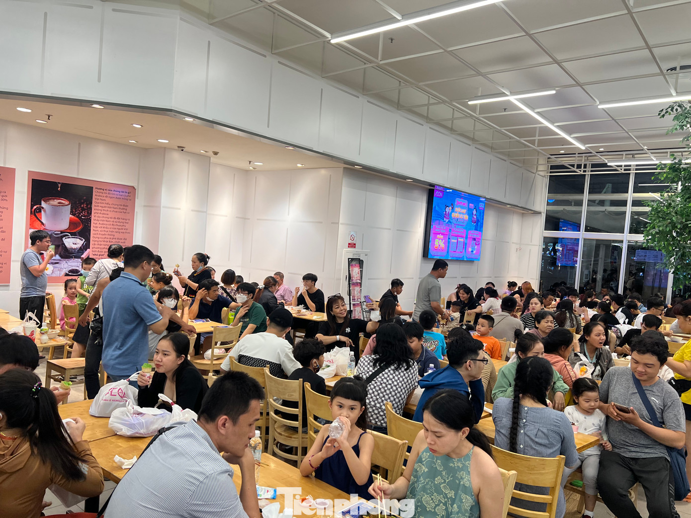 Sau khi mua hàng, khách có bàn ghế ngồi thưởng thức tại chỗ. Các bàn gần như không còn chỗ trống. "Mình mua thức ăn ở siêu thị rồi cả gia đình ra bàn bày tiệc. Vừa ngon lại rẻ hơn khi vào nhà hàng có người phục vụ" - chị Như Trang (ngụ quận 6) chia sẻ. Sau khi mua hàng, khách có bàn ghế ngồi thưởng thức tại chỗ. Các bàn gần như không còn chỗ trống. "Mình mua thức ăn ở siêu thị rồi cả gia đình ra bàn bày tiệc. Vừa ngon lại rẻ hơn khi vào nhà hàng có người phục vụ" - chị Như Trang (ngụ quận 6) chia sẻ.