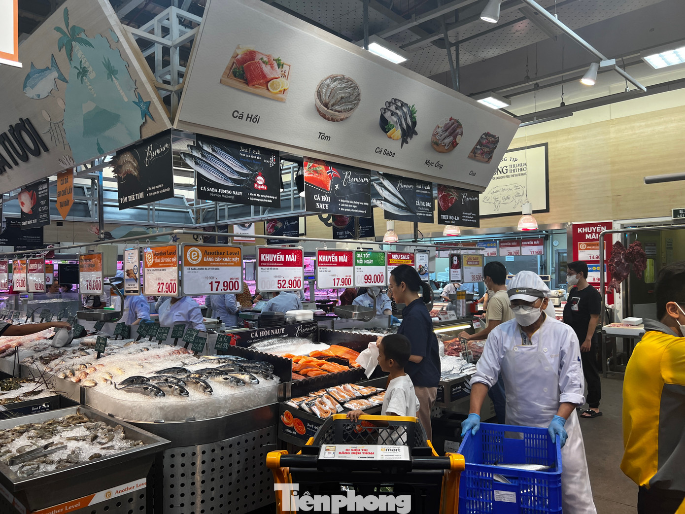 Các mặt hàng thủy hải sản được khách chọn mua rất nhiều vì nhu cầu ăn uống dịp lễ, cùng với các chương trình khuyến mãi sâu... Các mặt hàng thủy hải sản được khách chọn mua rất nhiều vì nhu cầu ăn uống dịp lễ, cùng với các chương trình khuyến mãi sâu...