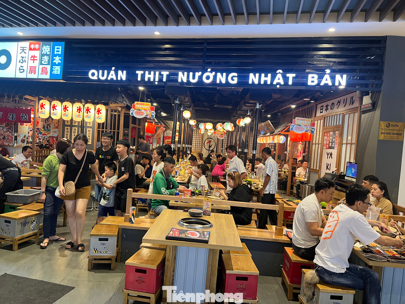 "Năm nay công việc không như ý. Công ty ít đơn hàng nên lương thưởng đều giảm, chúng tôi chỉ có thể đưa con đến siêu thị dạo chơi, nhìn ngắm hàng hóa rồi mua ít thịt, cá về làm bữa cơm nho nhỏ cho có không khí lễ. Các con sắp vào năm học mới, nhiều thứ cần chi tiêu nên tôi tiết kiệm mọi thứ có thể" - chị Hồng Nga (công nhân may ở huyện Bình Chánh) bộc bạch. "Năm nay công việc không như ý. Công ty ít đơn hàng nên lương thưởng đều giảm, chúng tôi chỉ có thể đưa con đến siêu thị dạo chơi, nhìn ngắm hàng hóa rồi mua ít thịt, cá về làm bữa cơm nho nhỏ cho có không khí lễ. Các con sắp vào năm học mới, nhiều thứ cần chi tiêu nên tôi tiết kiệm mọi thứ có thể" - chị Hồng Nga (công nhân may ở huyện Bình Chánh) bộc bạch.