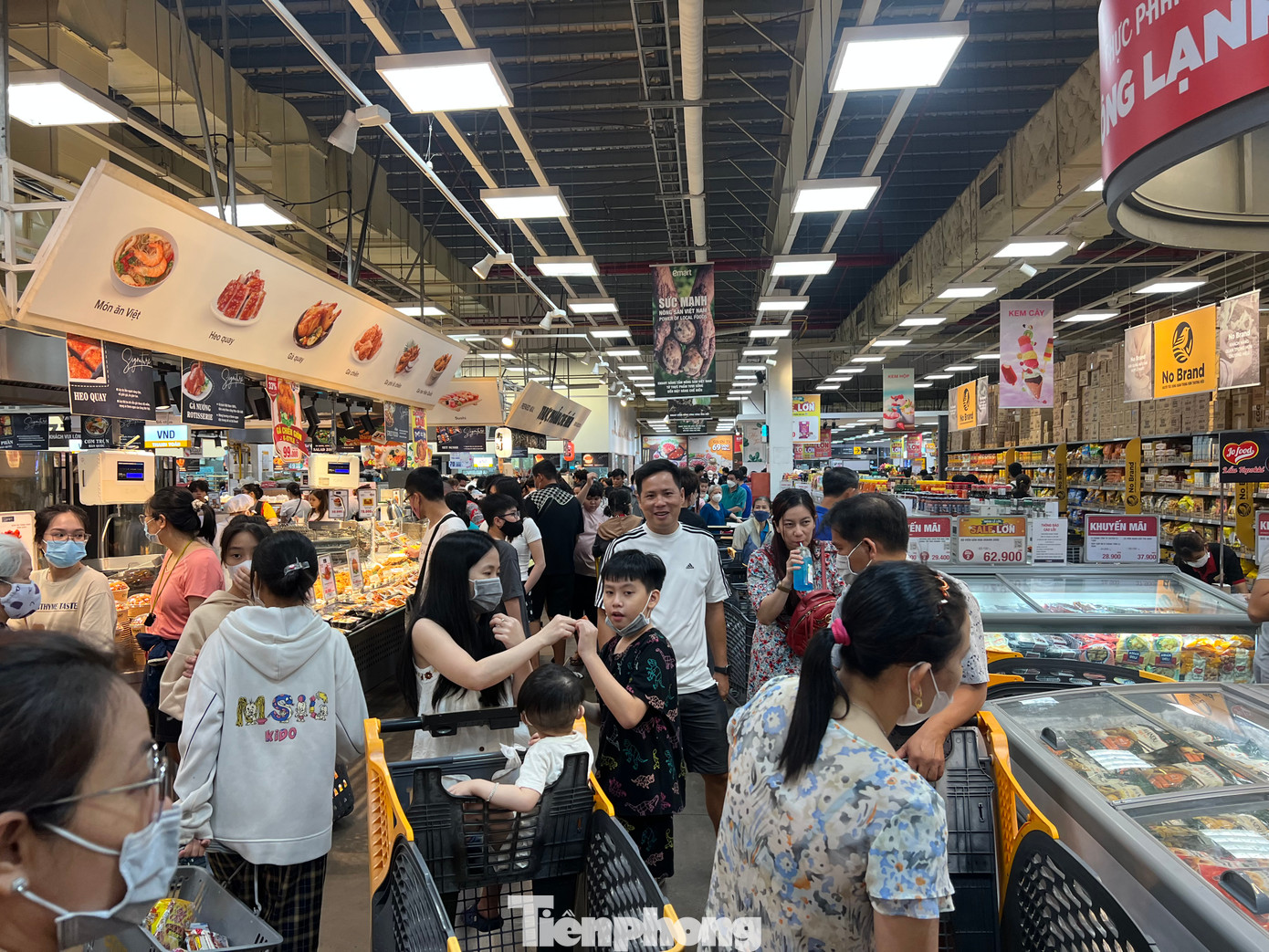 Đại diện các siêu thị cho biết, đã chuẩn bị nhiều mặt hàng thực phẩm chế biến và tươi sống tăng từ 10 -30% so với ngày thường, với mức giá giảm từ 10 - 50%. Đại diện các siêu thị cho biết, đã chuẩn bị nhiều mặt hàng thực phẩm chế biến và tươi sống tăng từ 10 -30% so với ngày thường, với mức giá giảm từ 10 - 50%.