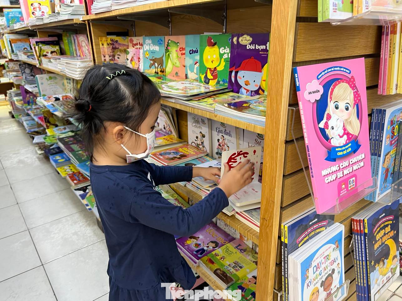 Các em nhỏ thích thú được lựa chọn sách cho mình. Sách truyện có nội dung hấp dẫn, trình bày đẹp, giá cả phải chăng được phụ huynh ưu tiên chọn mua cho con. Các em nhỏ thích thú được lựa chọn sách cho mình. Sách truyện có nội dung hấp dẫn, trình bày đẹp, giá cả phải chăng được phụ huynh ưu tiên chọn mua cho con.