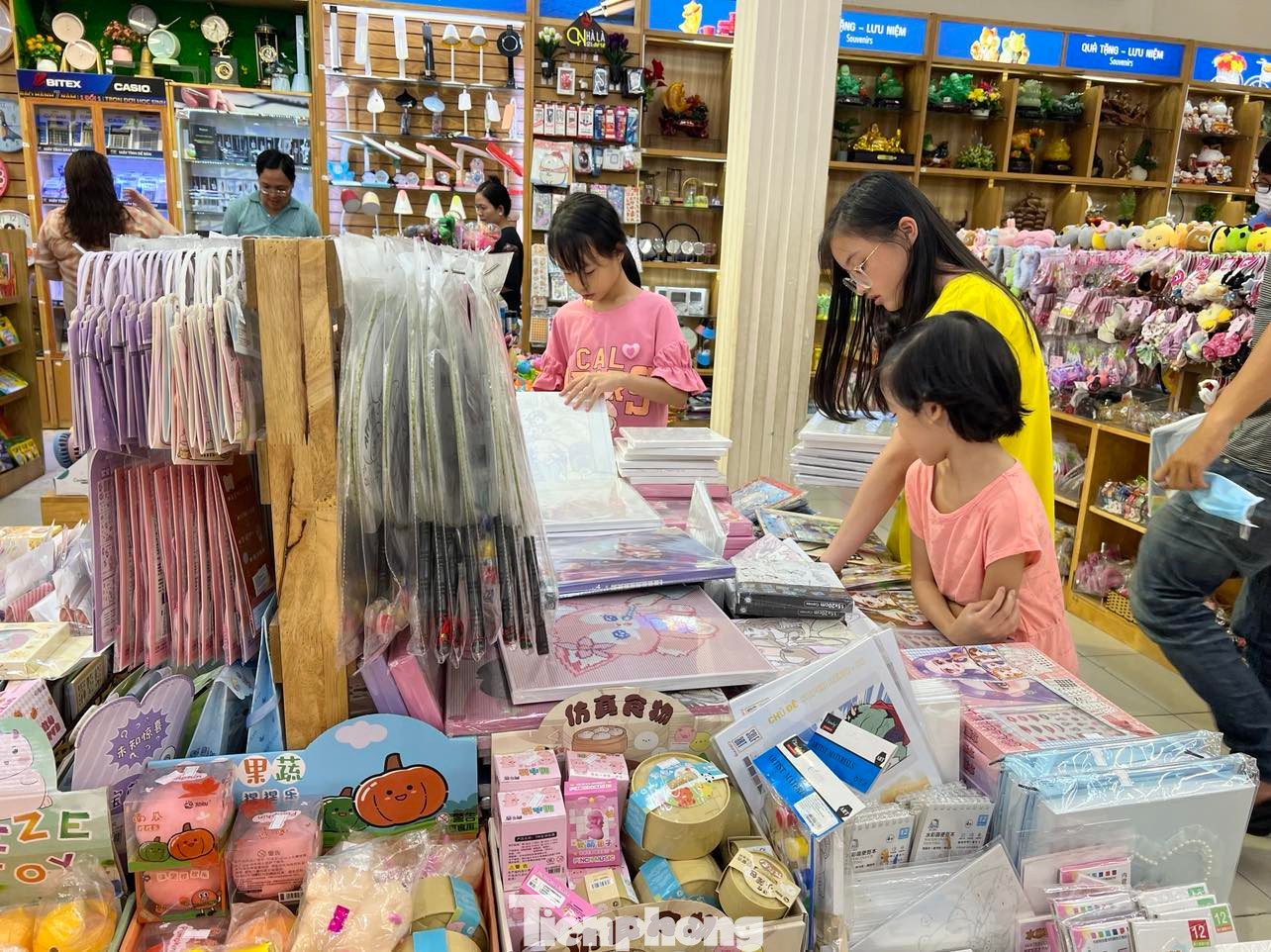 Tranh tô màu theo số, tranh đính đá, bộ xếp hình... thu hút các em nhỏ Tranh tô màu theo số, tranh đính đá, bộ xếp hình... thu hút các em nhỏ