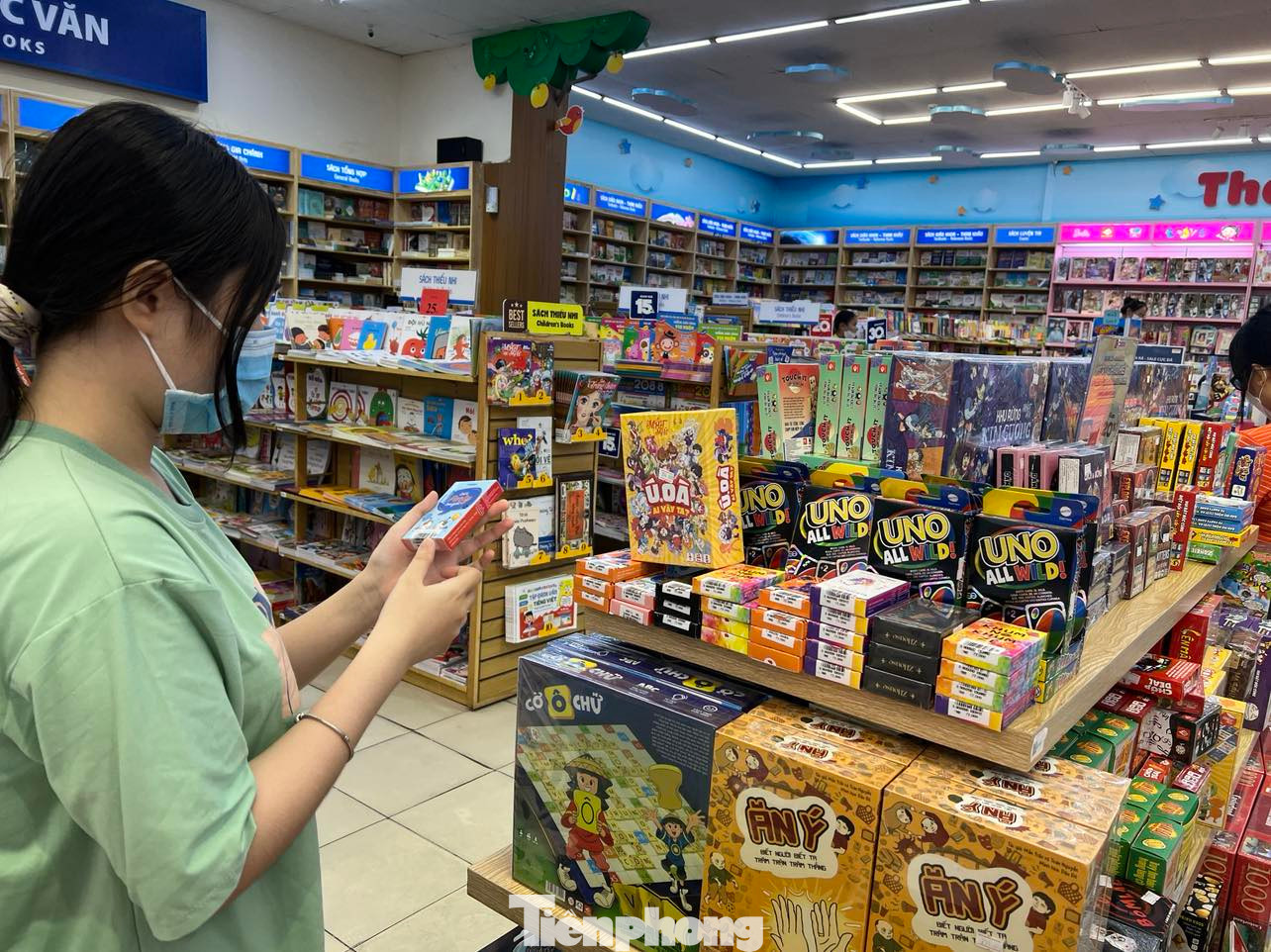 Các loại cờ cũng đắt hàng trong dịp này Các loại cờ cũng đắt hàng trong dịp này