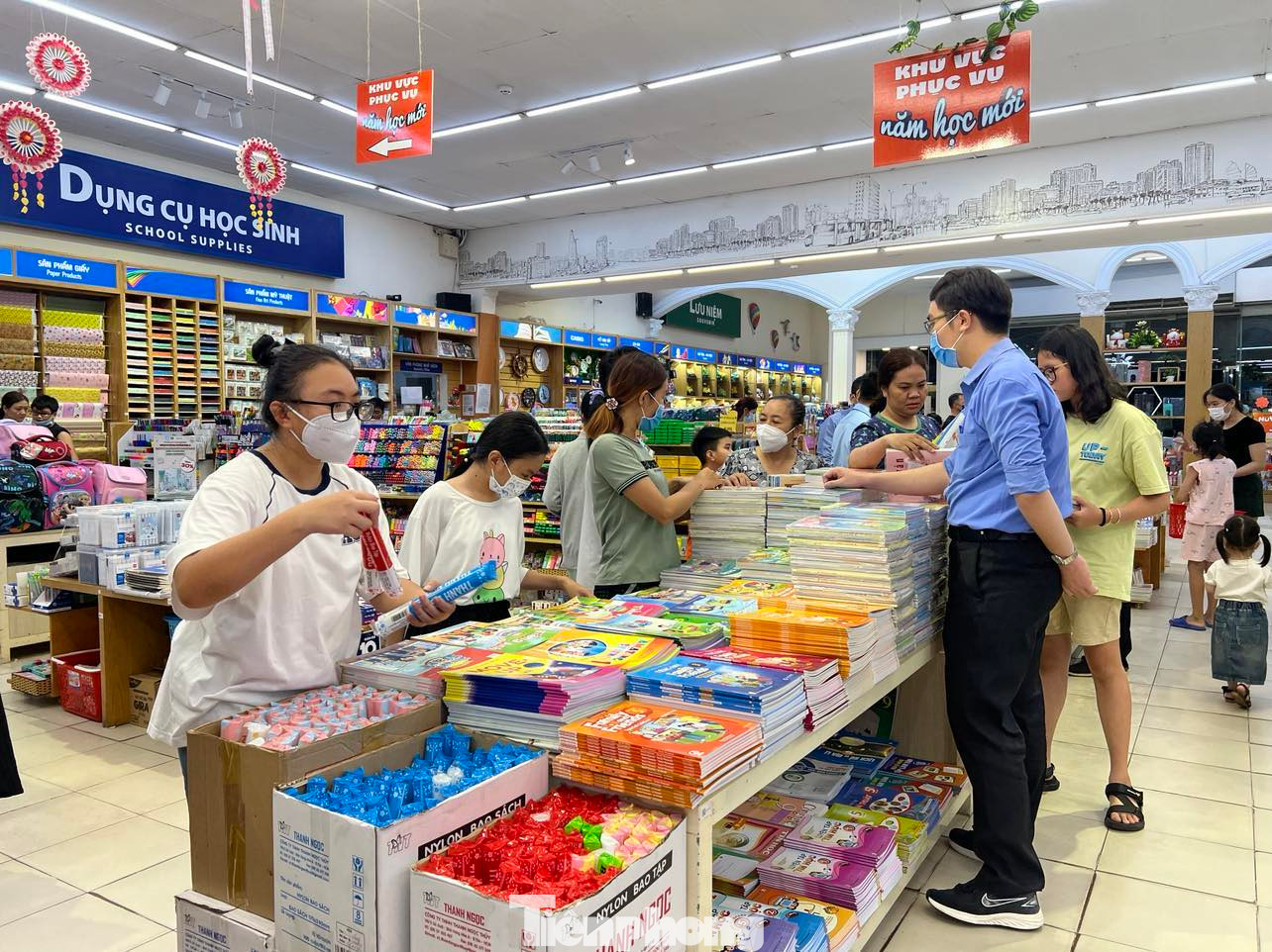 Khách hàng tấp nập mua sắm tại nhà sách Khách hàng tấp nập mua sắm tại nhà sách