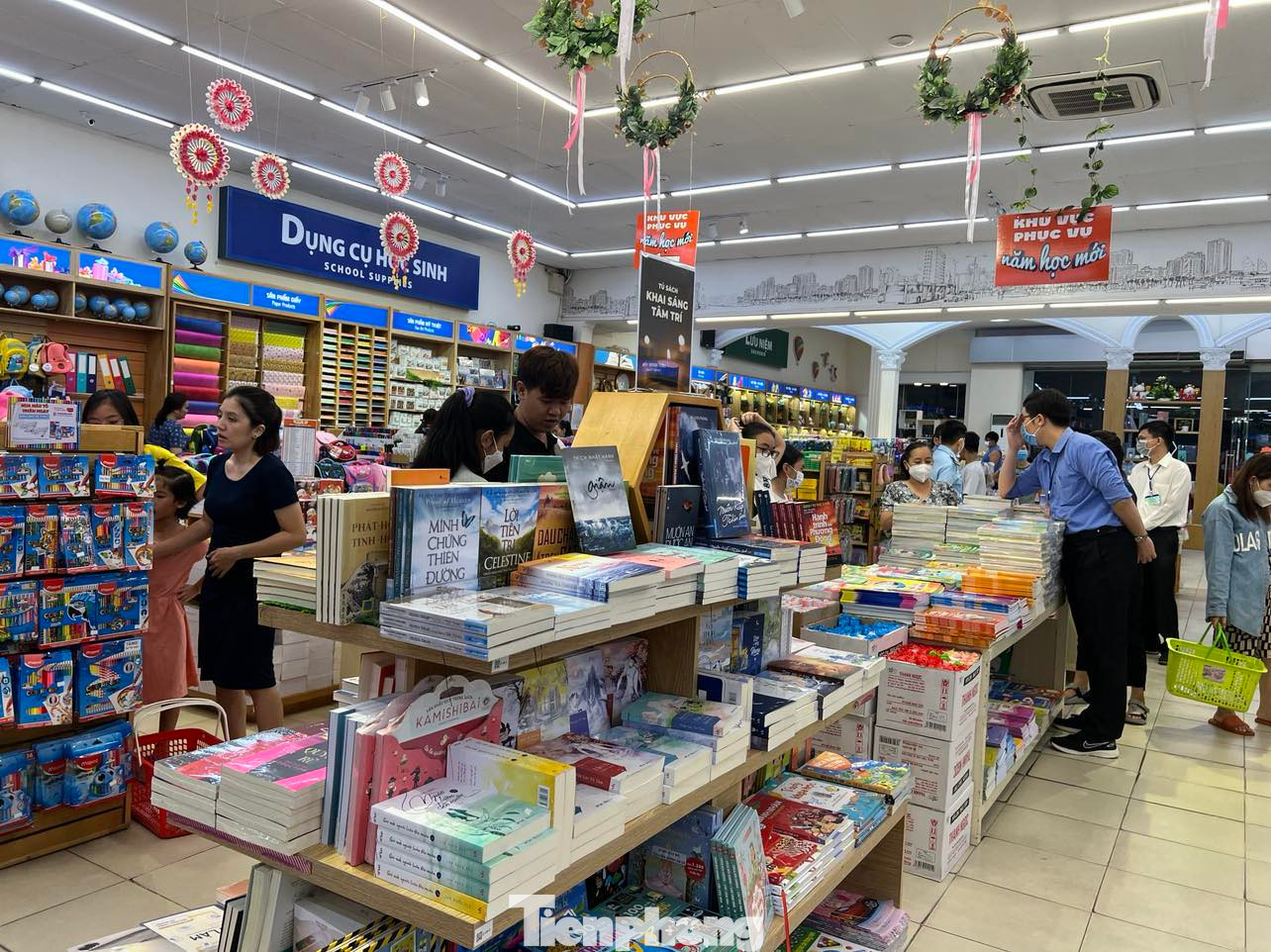 Các nhà sách tung ra nhiều mặt hàng đồ chơi, tranh sách phục vụ khách hàng nhí nhân dịp Tết Thiếu nhi (1/6) Các nhà sách tung ra nhiều mặt hàng đồ chơi, tranh sách phục vụ khách hàng nhí nhân dịp Tết Thiếu nhi (1/6)