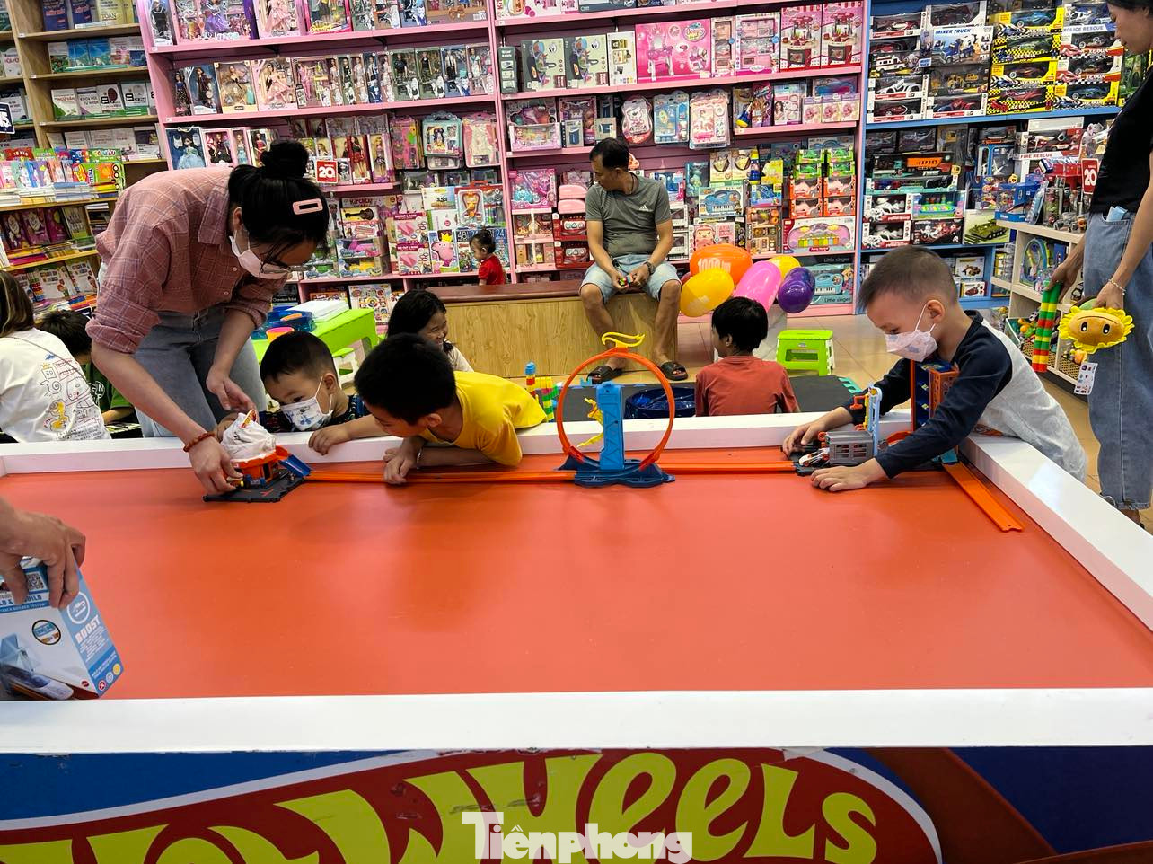 Khu vui chơi mô hình trong nhà sách được nhiều khách hàng nhí tham gia Khu vui chơi mô hình trong nhà sách được nhiều khách hàng nhí tham gia