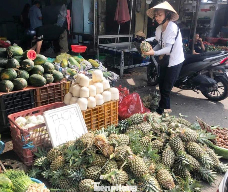 Các loại dừa, thơm chỉ 10.000 đồng/trái