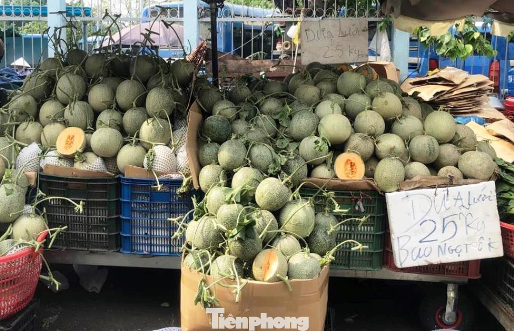 Dưa lưới 25.000 đồng/kg. "Không ngờ dưa lưới lại có giá rẻ đến vậy nên hầu như ngày nào trong tủ lạnh cũng có dĩa dưa lưới để cả nhà giải nhiệt. Trước đây dưa lưới có giá từ 80.000-100.000 đồng/kg, nay giá chỉ bằng 1/5 nên mình thoải mái thưởng thức" - chị Thu Trang (nhân viên văn phòng, ngụ quận 3) bộc bạch.