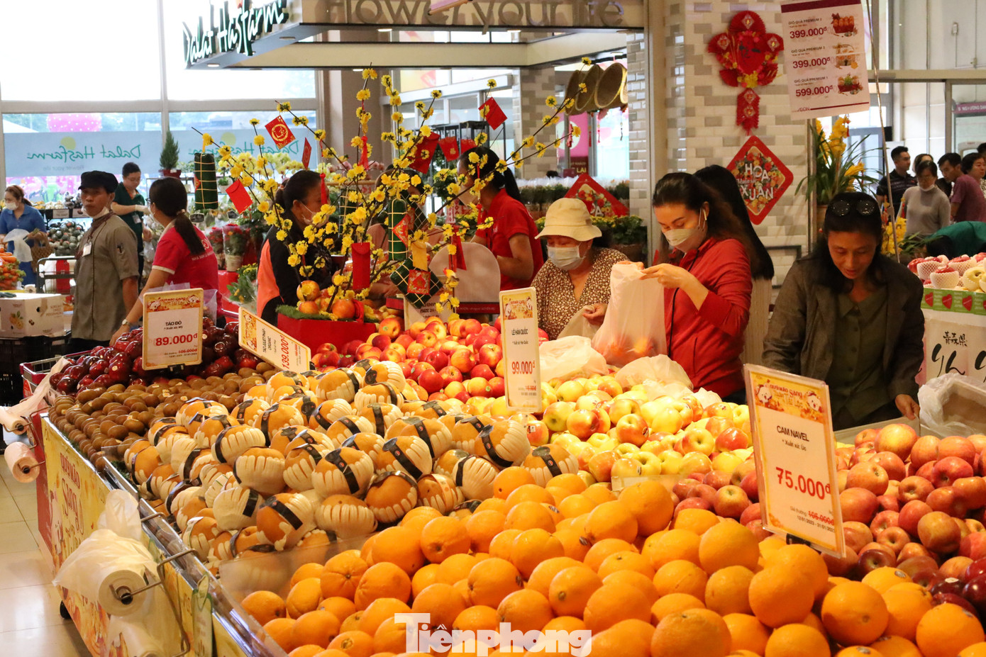 Theo bà Huỳnh Thị Kim Thanh - Giám đốc AEON Tân Phú (quận Tân Phú), lượng khách đến trung tâm tăng khoảng 15% so với tuần trước do nhiều người đi làm, cận Tết mới bắt đầu đi mua sắm. Số lượng khách so với năm 2022 có tăng nhẹ, tuy nhiên khách hàng có xu hướng mua nhiều trong 1 lần. Giá trị giỏ hàng tăng, sức mua nhìn chung cũng tăng khoảng 10% so với năm 2022 và tăng 2-3 lần so với ngày thường.