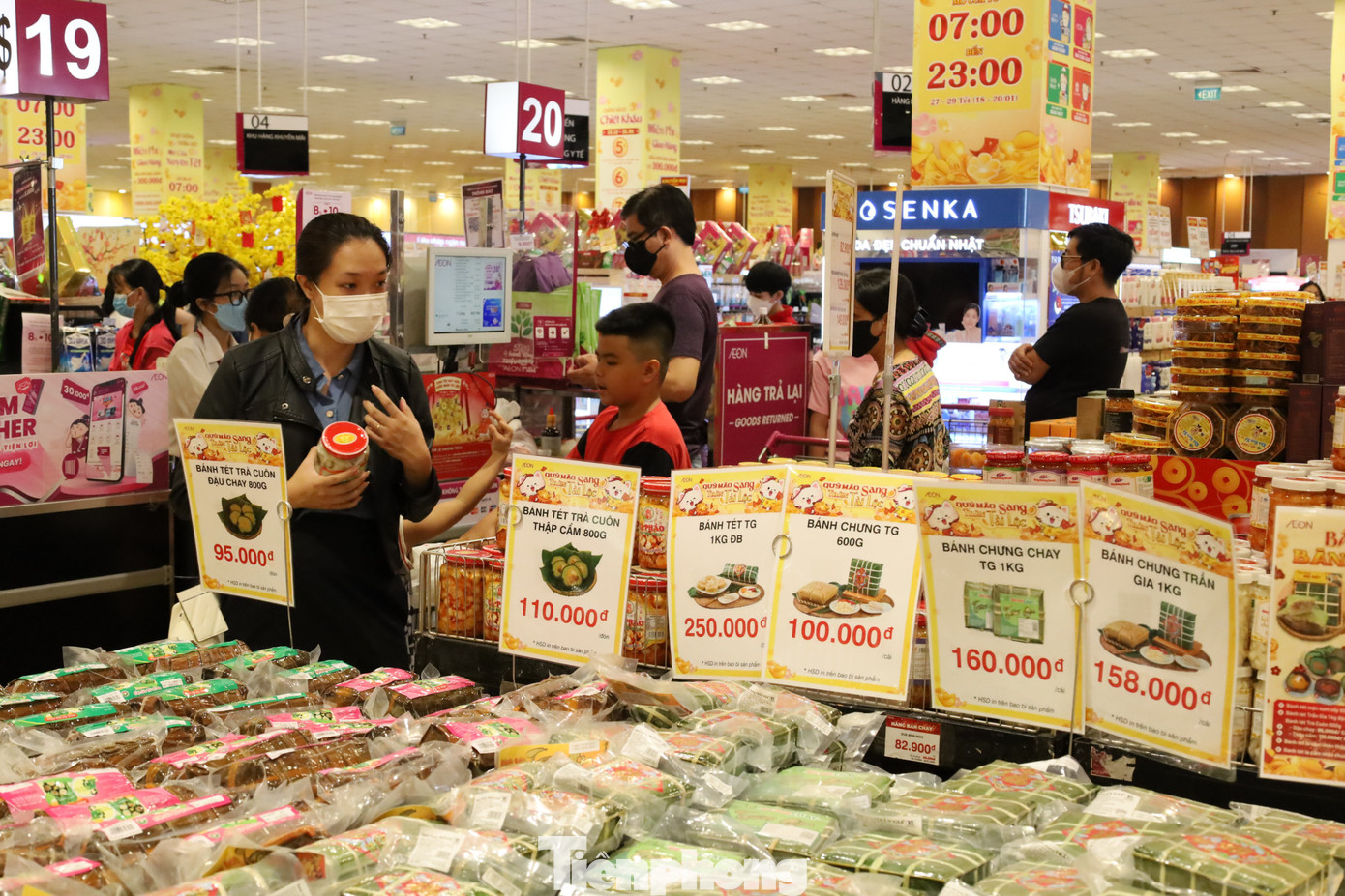 “Bên cạnh thực phẩm, giỏ quà Tết... nhu cầu của khách hàng trong giai đoạn này cũng tăng mạnh đối với các sản phẩm thời trang, đồ bếp, đồ dùng trang trí nhà cửa. Ai cũng mong muốn sắm sửa đầy đủ để có một cái Tết sung túc cùng gia đình, đặc biệt sau 2 năm ảnh hưởng bởi dịch bệnh COVID-19” - bà Thanh cho biết thêm.