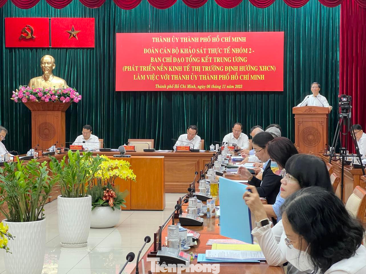 Quang cảnh buổi làm việc. Quang cảnh buổi làm việc.